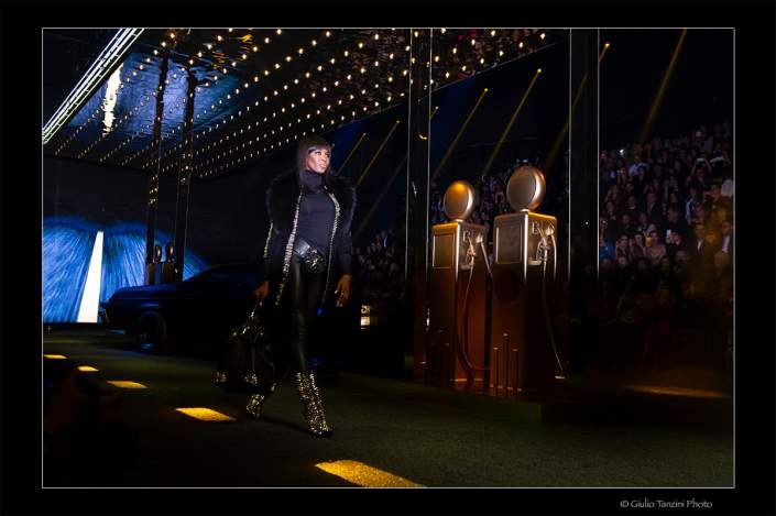 Naomi Campbell sfila per Philipp Plein